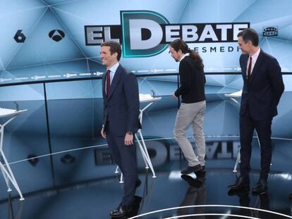 Los cuatro candidatos, antes de comenzar el debate en Atresmedia. En vídeo, los mejores momentos del debate.