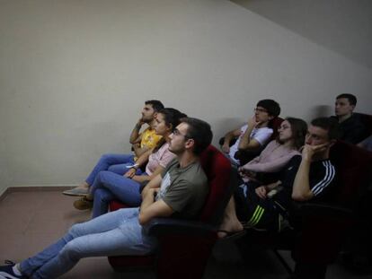 Jovenes del Colegio Mayor Santa María de Europa, en Madrid, viendo el debate electoral en Atresmedia.