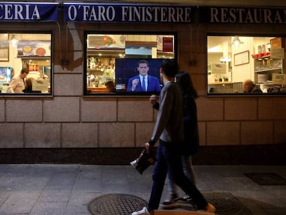 Varios ciudadanos pasan delante de un bar de Madrid. En vídeo, los mejores momentos del debate.