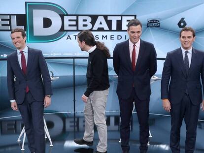 Desde la izquierda, Pablo Casado, Pablo Iglesias, Pedro Sánchez y Albert Rivera rompen filas antes de empezar el debate. En vídeo, Iglesias llama maleducado a Rivera.