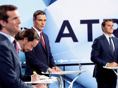 Desde la izquierda, los candidatos a la presidencia del Gobierno Pablo Casado, Pablo Iglesias, Pedro Sánchez y Albert Rivera en el debate de Atresmedia.