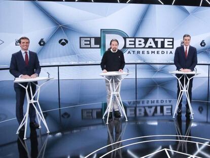 Los candidatos posan para los medios antes del debate.