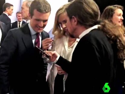 Pablo Iglesias muestra una imagen en el móvil a Pablo Casado e Isabel Torres.