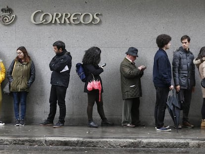 Cola en la oficina de Correos de Guzmán el Bueno, en Madrid.