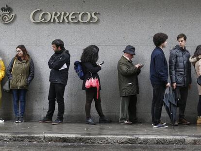 Colas en las oficinas de Correos para poder votar en las elecciones generales del 28 de abril.