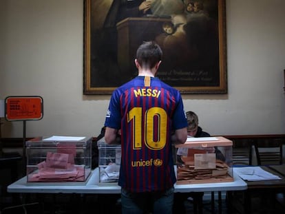 Un joven vota en un colegio electoral de Valencia. En vídeo, el recuento de participación registrado hasta las 18 horas.