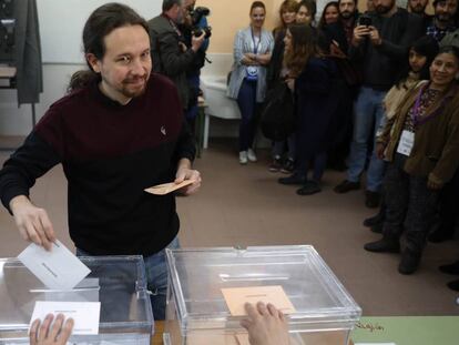 Pablo Iglesias se dispone a introducir las papeletas en su colegio electoral, en Galapagar (Madrid).