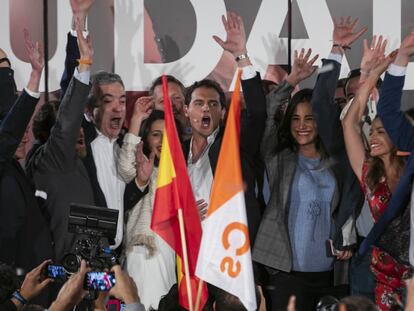 Albert Rivera, celebra los resultados electorales junto a los miembros de Ciudadanos, en Madrid. En vídeo, declaraciones de Rivera.