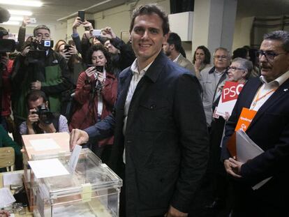 Albert Rivera vota este domingo en un colegio de L'Hospitalet (Barcelona).