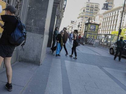 Un hombre comprueba el censo, este domingo, en el centro de Madrid.