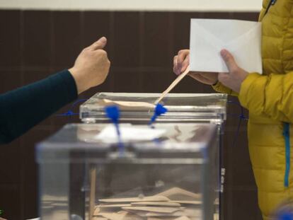 Una persona vota este domingo.