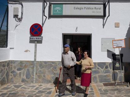 Dos votantes salen de un colegio electoral en Parauta (Málaga). En vídeo, así se presenta le presenta al PSOE el escenario de posibles pactos.