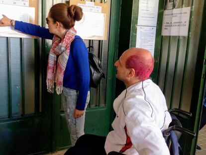 Una persona en silla de ruedas, en un colegio electoral. / En vídeo,100000 personas con discapacidad intelectual votan hoy por primera vez.