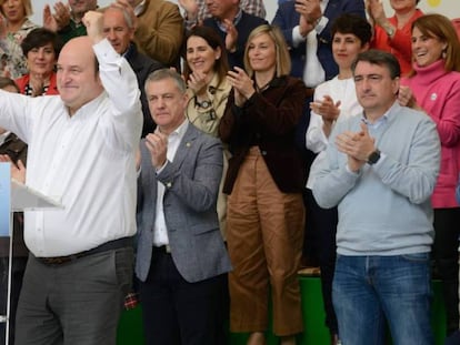 El presidente del PNV, Andoni Ortuzar (izquierda), junto al lehendakari, Íñigo Urkullu (detrás). En vídeo, el PNV celebra sus seis diputados y sus nueve senadores.