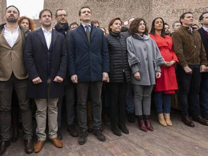 Pablo Casado (centro) y Albert Rivera (segundo por la derecha) y Santiago Abascal (segundo por la izquierda) juntos en una concentración en la plaza de Colón de Madrid. En vídeo, el secretario general de Vox, Ortega Smith, prometió "echar" a Carmena anoche.