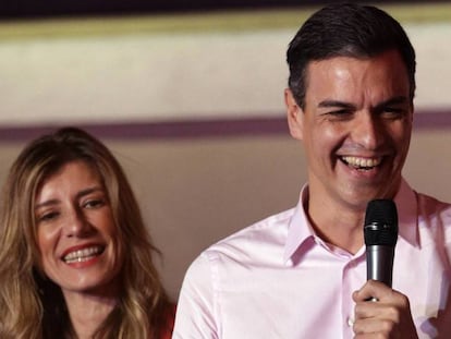 Pedro Sánchez, con su esposa Begoña Gómez, durante su discurso a los simpatizantes este domingo en Ferraz. En vídeo, las reacciones de los líderes políticos tras los resultados del 28A.