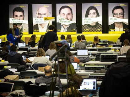 Carteles electorales con retratos de Gabriel Rufián, Raúl Romeva, Oriol Junqueras, Carolina Telechea y Montse Bassa (con la boca tapada con la frase 'va de llibertad').