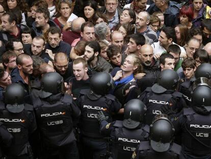 Agentes antidisturbios forman un cordón en los alrededores del colegio Ramón Llull de Barcelona.