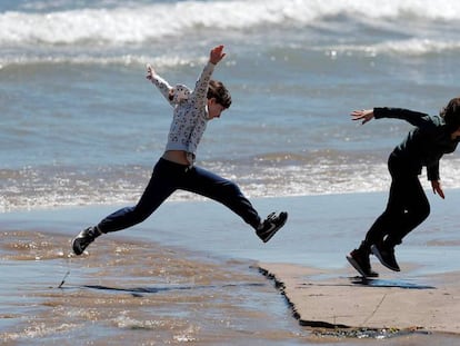 Dos niños juegan en la playa de la Malvarrosa de Valencia. En vídeo, el buen tiempo en algunas zonas costeras.