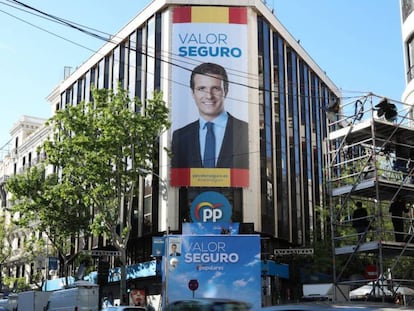 La sede del Partido Popular, en la calle Génova de Madrid. En vídeo, declaraciones de Pablo Iglesias y de José Luis Ábalos.