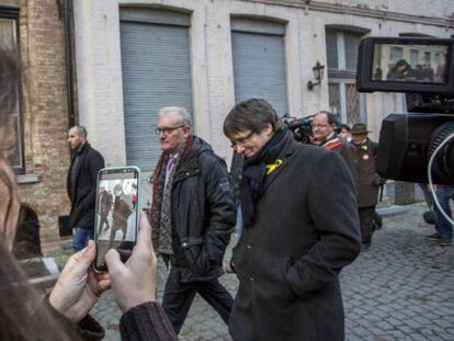 Puigdemont pasea por las calles de Brujas, en noviembre de 2017. En vídeo, declaraciones del expresidente catalán.