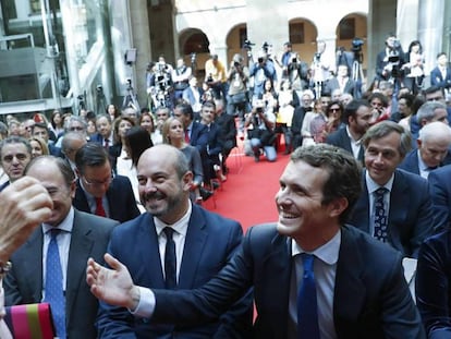 Pablo Casado saluda a la expresidenta Esperanza Aguirre en presencia del presidente de Madrid en funciones, Pedro Rollán. En vídeo, Casado y Aguirre apuntan a la etapa de Rajoy para justificar la pérdida de votos.