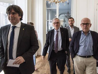 Desde la izquierda, Carles Puigdemont, Xavier Trías, Antoni Comín y Gonzalo Boye, este sábado en Bruselas. En vídeo, declaraciones de Puigdemont.