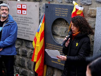 La directora general de Memoria Demócratica de la Conselleria de Justicia de la Generalitat, Gemma Domènech, en Mauthausen. En vídeo, Delgado abandonando el homenaje.