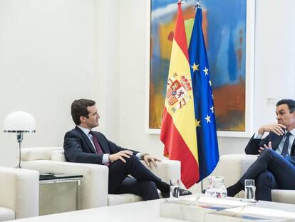 Pedro Sánchez recibe en el Palacio de La Moncloa al líder del PP, Pablo Casado. En vídeo, declaraciones de Casado tras la reunión.