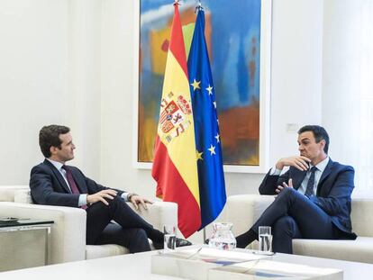 Pedro Sánchez recibe en el Palacio de La Moncloa al líder del PP, Pablo Casado. En vídeo, declaraciones de Casado tras la reunión.