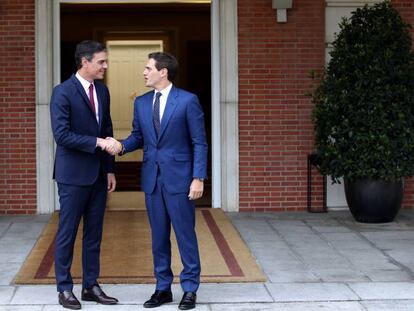 Pedro Sánchez (izquierda) y Albert Rivera, este martes en la Moncloa.