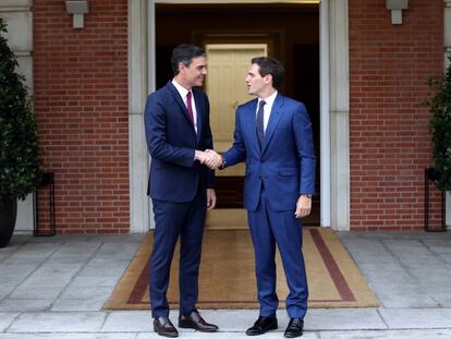 Pedro Sánchez (izquierda) y Albert Rivera, este martes en la Moncloa.