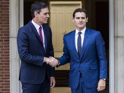 El presidente del Gobierno en funciones, Pedro Sánchez, recibe en la Moncloa al líder de Ciudadanos, Albert Rivera.