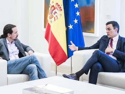 Pedro Sánchez durante la reunión en el Palacio de La Moncloa al líder de Unidas Podemos, Pablo Iglesias. En vídeo, comparecencia de Iglesias tras la reunión.