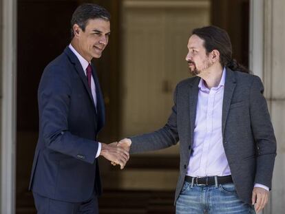 Pedro Sánchez recibe en el palacio de La Moncloa al líder de Unidas Podemos, Pablo Iglesias, este martes. En vídeo, declaraciones de Pablo Iglesias y Pablo Casado tras reunirse en La Moncloa con Pedro Sánchez.