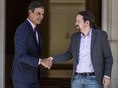 Pedro Sánchez recibe en el palacio de La Moncloa al líder de Unidas Podemos, Pablo Iglesias, este martes. En vídeo, declaraciones de Pablo Iglesias y Pablo Casado tras reunirse en La Moncloa con Pedro Sánchez.
