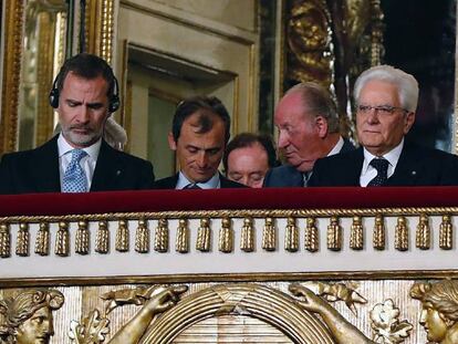 Desde la izquierda, Felipe VI; el Ministro de Ciencia en funciones, Pedro Duque; el rey don Juan Carlos; y el presidente de Italia, Sergio Mattarella, este martes en el foro Cotec Europa en Nápoles. En vídeo, la Sanitansamble Orchestra de Nápoles y el coro interpretan el himno de España con la letra de Pemán.