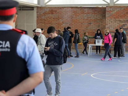 FOTO: Mossos d'Esquadra durante el referéndum ilegal del 1 de octubre en Figueres. / VÍDEO: Un votante habla sobre los motivos que llevaron a algunos votantes a parar el paso de los Mossos a los colegios en la jornada de este miércoles.