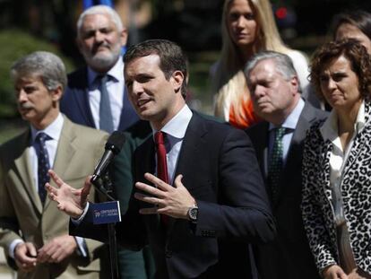 Pablo Casado junto a Dolors Montserrat, durante el acto de su partido por el Día de Europa. En vídeo, España vuelve a estar de campaña.