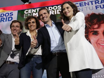 En foto, de izquierda a derecha: Martínez Almeida, Monserrat, Casado y Díaz Ayuso. En vídeo, declaraciones de Casado en el acto de inicio de campaña.