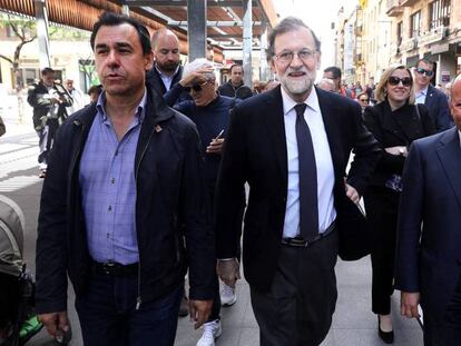 Rajoy, en el centro, pasea por una calle de Zamora junto a su excoordinador general, Fernández-Maillo, a su derecha. En vídeo, declaraciones del expresidente.