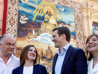 Pablo Casado conversa con Esteban González Pons, Isabel Bonig y María José Catalá durante su visita a la basílica de la Virgen en Valencia. En vídeo, Casado interviene en un mitin este sábado en Valencia.