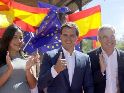 El presidente de Ciudadanos, Albert Rivera, entre los candidatos a la alcaldía de la capital, Begoña Villacís, y al Parlamento Europeo, Luis Garicano.