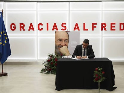 Pedro Sánchez firma en el libro de condolencias por la muerte de Alfredo Pérez Rubalcaba en la sede de Ferraz.