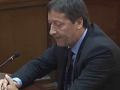 Francesc Esteve, director del gabinete jurídico de la Generalitat, durante la sesión de este lunes. En vídeo, fragmento de la declaración de Esteve y de Mireia Boya, exdiputada del Parlament.