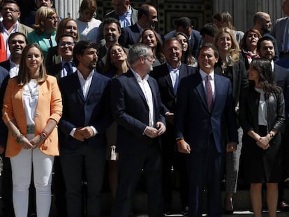 Albert Rivera (centro) posa con su nuevo grupo parlamentario en el Congreso.