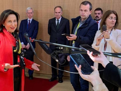 La ministra de Defensa en funciones, Margarita Robles, atiende a los medios en Bruselas.