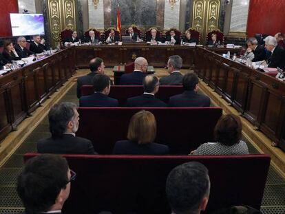 Los doce líderes independentistas acusados por el proceso soberanista catalán, en el Tribunal Supremo. En vídeo, la vicepresidenta en funciones Carmen Calvo habla sobre la decisión judicial relativa a la constitución del Congreso y el Senado. EP