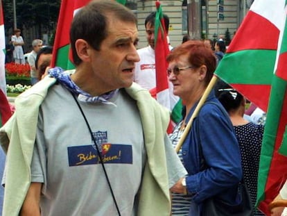 Josu Ternera, en agosto de 2002, en una manifestación en Bilbao contra la ilegalización de Batasuna. En vídeo, Luis R. Aizpeolea analiza la detención de Ternera.