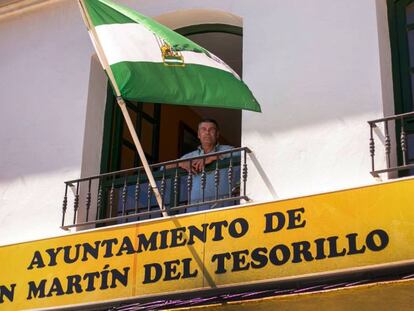 Jesús Fernández, presidente de la gestora de San Martín del Tesorillo y candidato a la Alcaldía por IU. En el vídeo, vecinos de San Martín del Tesorillo, en la plaza de la localidad.